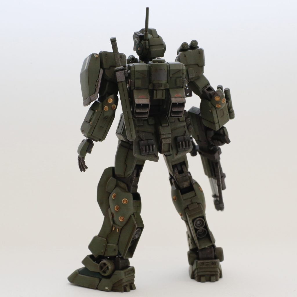 後景。ところどころ4アーティストマーカーの金でアクセント。艶消しを吹いてチッピングとガンダムマーカーとウェザリングマスター。最後にもう一度艶消しを吹いたらウェザリングマスターがよくわからなくなってしまった。