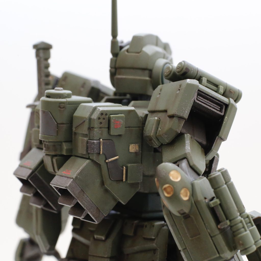 バックパック横の配管はパーツ分割で色分け。ニクい。