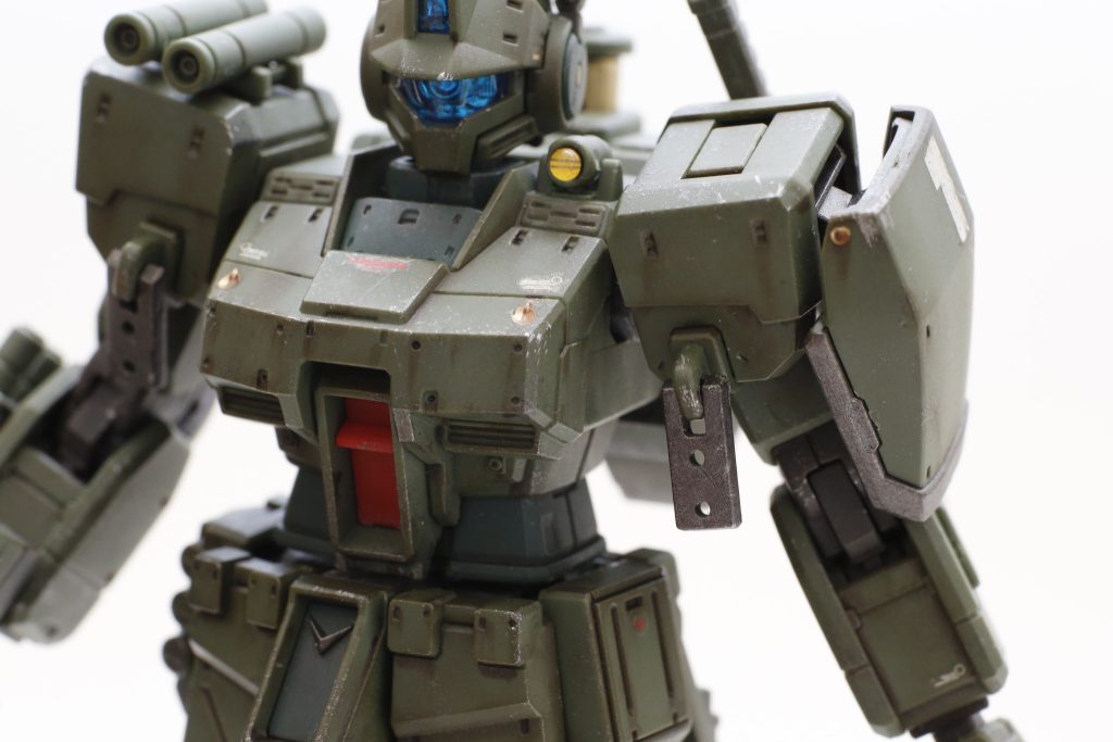 メインカメラ内はガンダムマーカーで銀色に。よく反射します。肩のお札みたいなパーツは存在意義がわからなかったのでオミットしようと迷いましたが、ジムスパルタンの象徴っぽいので開口して活かしました。