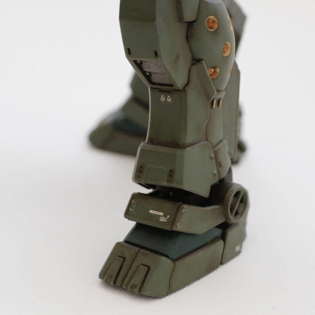 膝下のフィン部分は焼鉄色で塗り分け。パーツ分割されているので綺麗に塗れます。