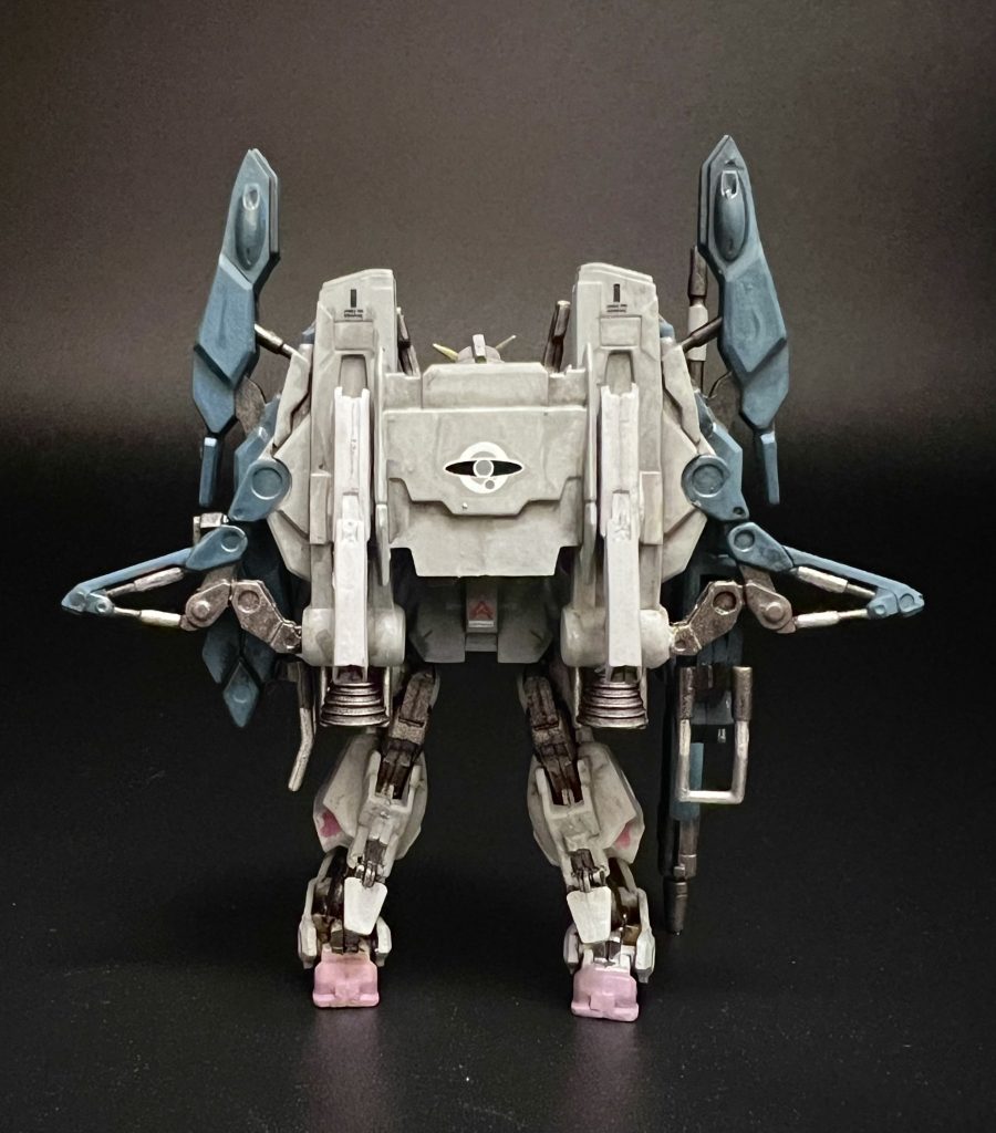 背面を見てみるとディフェンサーが個性的ですね。ウィングがパイプシリンダーになっています。空間戦闘がメインだから空力とかは関係ないのかもしれませんね。