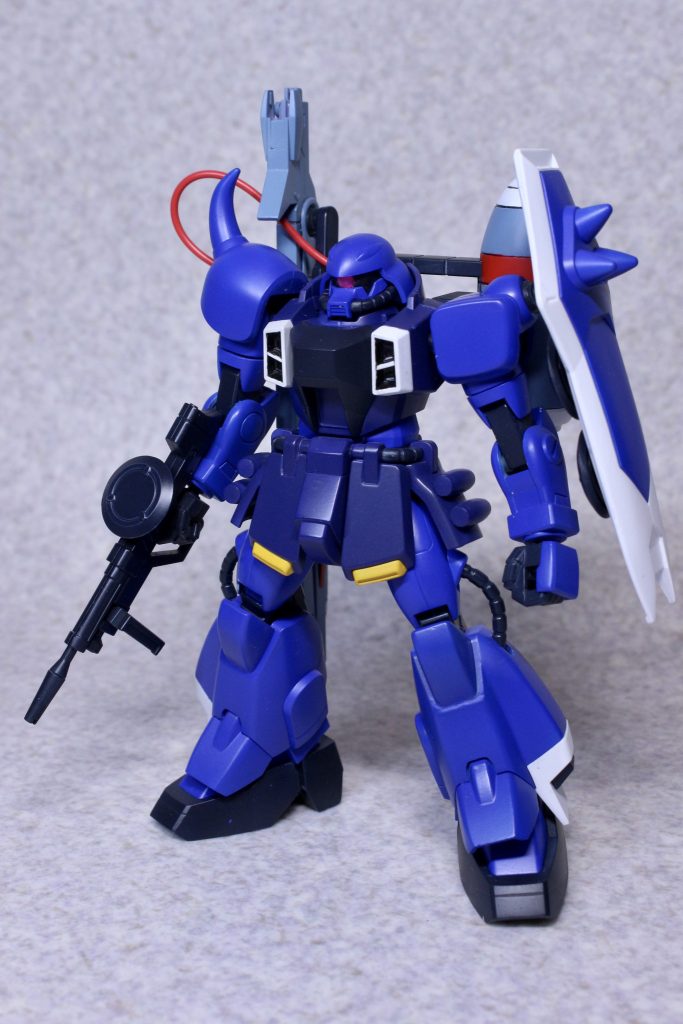 ガナーザクウォーリア、俺専用機です。店頭で見かけて「そういえば組んだ事ないけどHGのザクウォーリアって出来良いらしいな」と思い出して購入しました。造形よし、可動よし、色分けもよしで確かに良いキット…  ザクファントム含めて装備違い色違いのバリエーションキットが多いのも納得です。ザクウォーリアは当時1/144のコレクションシリーズを作ったのですがあれも良いキットでしたね。見た事ない形のポリキャップでそこそこ動く！結構色分けされてる！マシンガンのグリップが動くし両手で持てる！と子供ながらに感動しました。同じ300円なのにSEEDの最初に出たストライクから進化したな〜と。初めて作ったガンプラがコレクションシリーズのストライクだったのでアニメと全然違うじゃん！となって色塗りに挑戦して大失敗したのがプラモ人生の始まりでした。