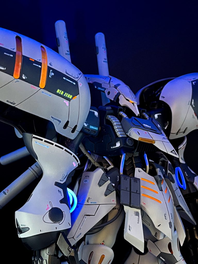 スリット部は蛍光レッドを混ぜつつオレンジ→レッドにグラデーションをかけたキャンディ塗装という荒技に挑戦。内側で暗く燃える炎を表現したかったんですが流石に難しかったですね。これまたブラックライトであちこち光ります。