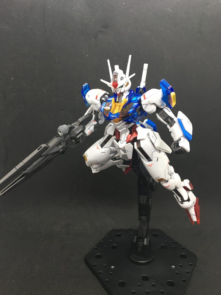 もちろんビットオンフォームも再現可能。ライフルのセンサー部分には0.5mmプラ板を貼って底上げし、カスタマイズマテリアルの3Dレンズシール2のホワイト・5mm径サイズのものを貼っています。