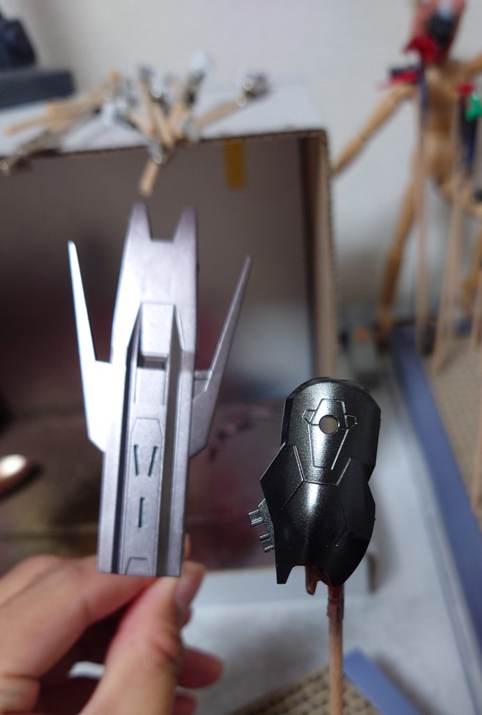 メインカラーは天ミナのようにテカリのある黒にしたかったのですがヘヴィガンメタリックでは思った色ではなく、たどり着いたのは5本1セットに入っているメタリックブラック容量も少なくセット買いなのでインク切れに怯えながら塗装していました