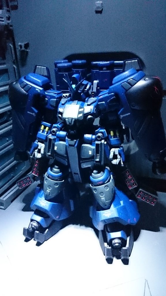 以前から作ってみたかったサイサリスを作りました。メイン武装をユニコーンガンダムの100分の1サイズのガトリングガンに、MLRS仕様を基にしてので背中にも搭載可能にしました。スカートを伸ばしたりプラ版で装甲を追加したりと色々いじって楽しく出来ました。