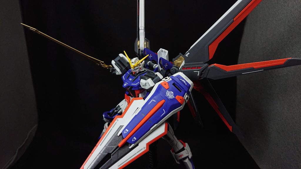 今回のお気に入りポイントは“オリジナルの武装”と“機体カラー”です簡単なモノですが今回久しぶりにオリジナルの武装に手を出してみました どんな距離でもバランス良く使える武装と考えると攻防一体型が無難かなと思い、シールドと射撃武装を組み合わせることにしました欲を言えば銃身は折り畳み式で超ロングバレルにしたかったのですが、手持ちのパーツと自身の技量では少し難しく断念することになりましたその代わりシールド部分を展開できるようにし、見た目を変えることで用途の差異を感じられるようにしてみました機体カラーはかなり苦戦しながら塗ったので自分としては一押しのポイントですw後に調べて知ったのですが、この世には“赤サフ”なるモノがあるようで、これを使用すると赤やオレンジ系統の発色が良くなるそうです勉強不足でしたね💦今度、ホビーショップに行ったら探してみようと思いますw       では、最後までご覧いただきありがとうございました