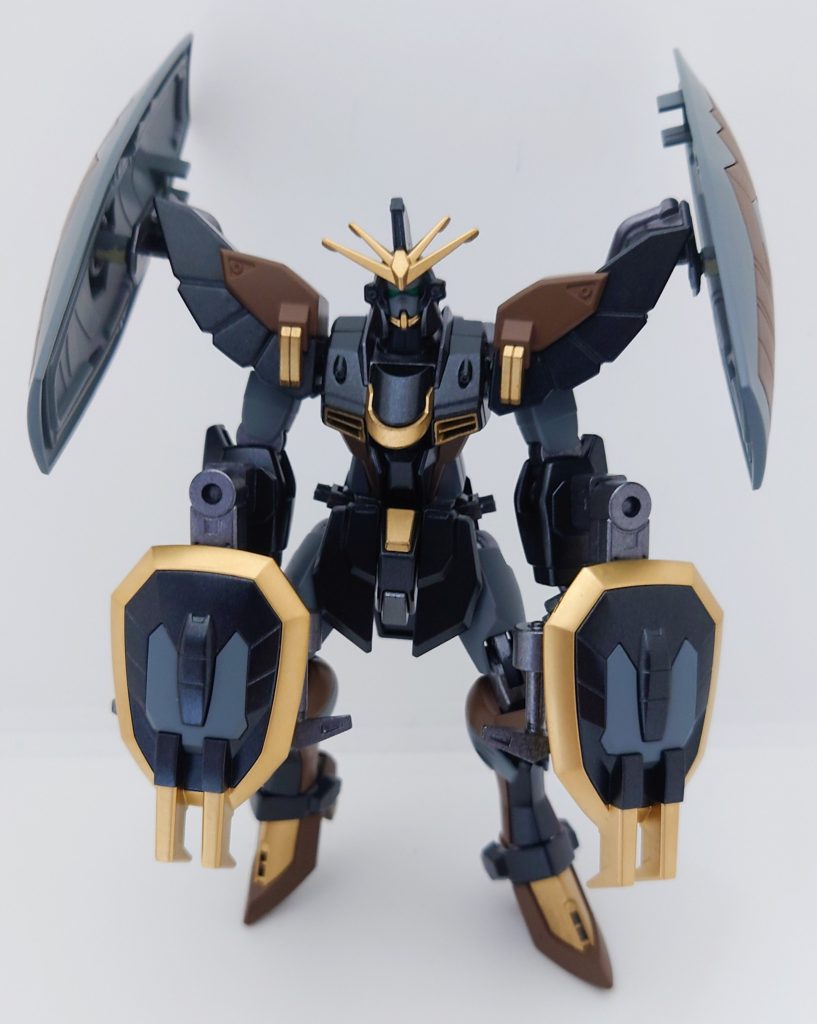 普段は腰に携帯しているシールド型クロ―を両腕に装着した近接攻撃形態。