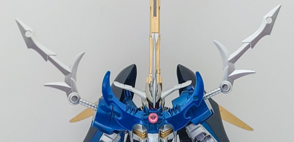 両肩には、デスティニーガンダムのフラッシュエッジをイメージして投擲武器用の剣を取り付けてみました。