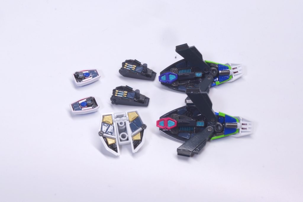 ○少し前から凝り始めたアーマー裏なのですが、今回はより気合を入れて制作しました。ディテール入りプラ板や汎用ディテールアップパーツ、ビルダーズパーツ等を使用し、筆塗りで細かく塗り分けしています。一部ディテールは部位ごとに共通点を持たせて配置してみたり、作っていて楽しかった部分です。