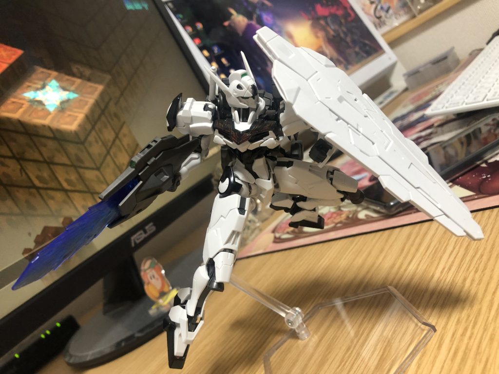 盾を構えて。シールドが大きめですが白一色なので、せめてここだけでも墨入れをすれば良かったかなーと少し後悔…今後暇を見てやります。