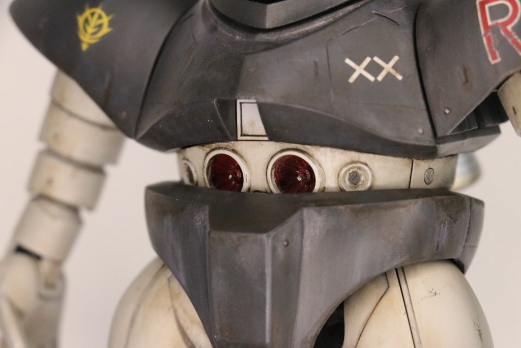 腹部のメガ粒子砲には100均のピンを埋め込んでいます。