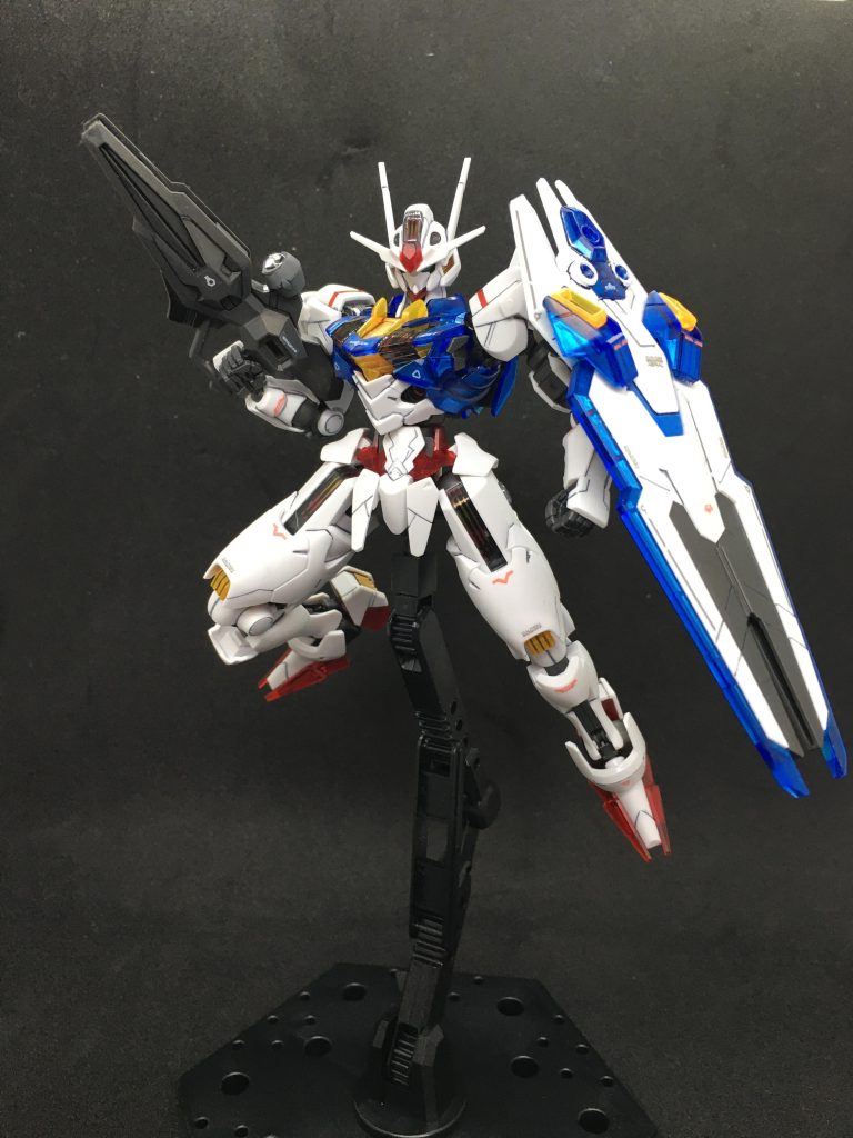 肩とライフルの合わせ目を消し、太ももやふくらはぎ裏、膝アーマーなどは段落ち処理にしました。特に太ももはシェルユニットを挟み込むので、後ハメが困難そうなので無理に合わせ目を消さなくてもいいかも。 肩側面は裏にダボがなくて浮いてしまうので。ゼリー状の瞬間接着剤で裏打ちしています。