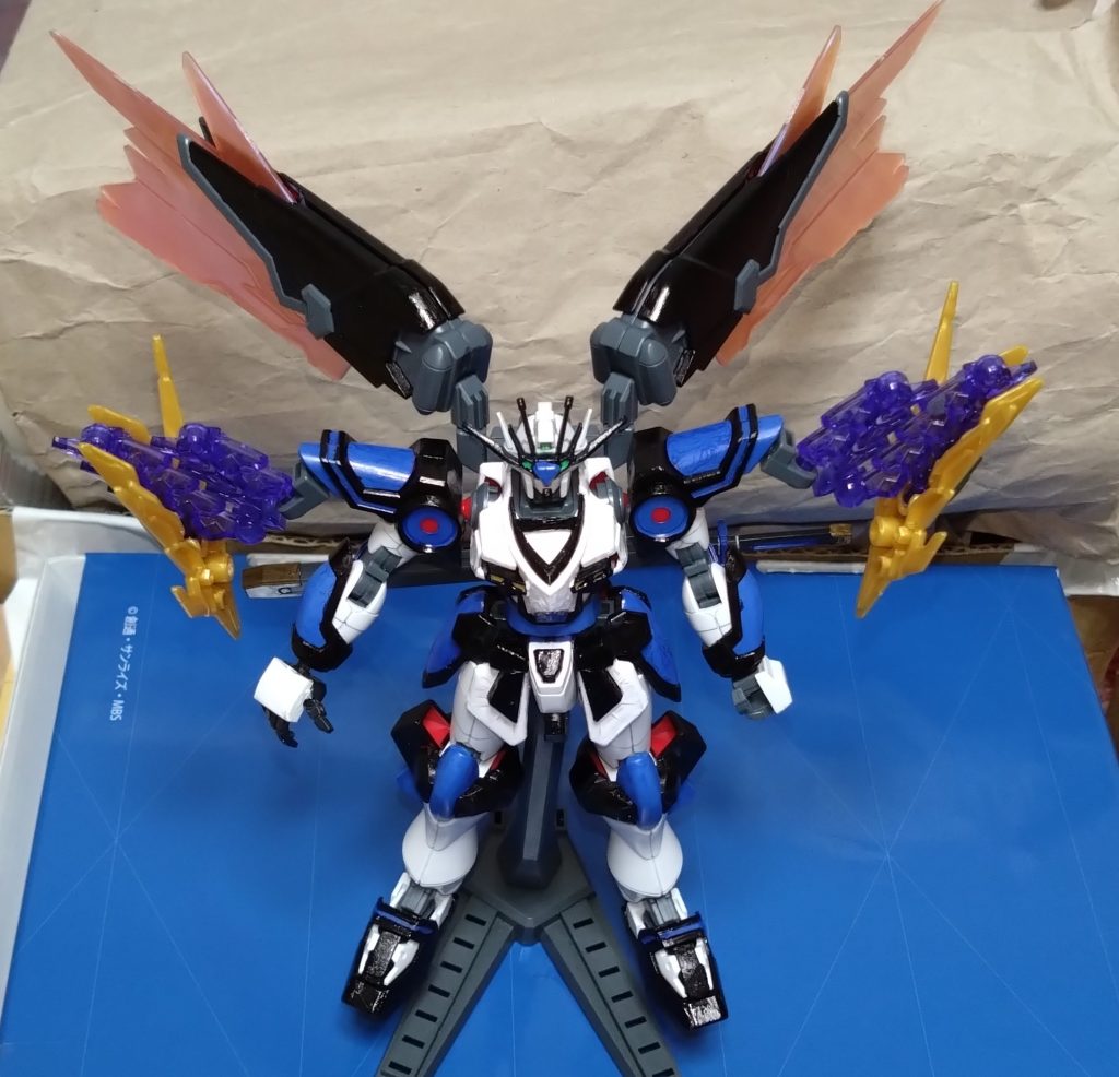 そんな機体ですが、前回できなかったことが実現可能に。ウイングユニットについてです。前回のトゥルーオデッセイガンダムは旧キットのマスターガンダムをベースにした為、可動域に限りがありました。今回はHGの神バーニングガンダムをベースにしているのでより可動域が広がりました。 ここで2つの形態を紹介・説明をします。最初は『ハイマットモード』高機動による戦闘モード。ウイングからビームの翼を形成することで機体速度が向上。ゲームでは地上での戦いばかりで空中戦というモノが全くありませんでしたが、続編が出れば必ず空中戦が行える要素が加えられることでしょう。とにかく、この形態では単機による空中戦が行える……という設定です。