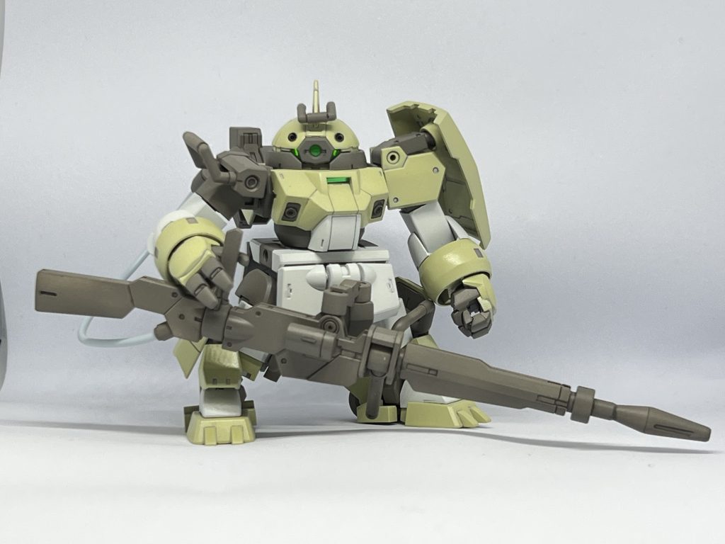 正面。メインカメラ裏にはラピーテープを貼り、反射しやすくしました。ディテールはHGのまま。