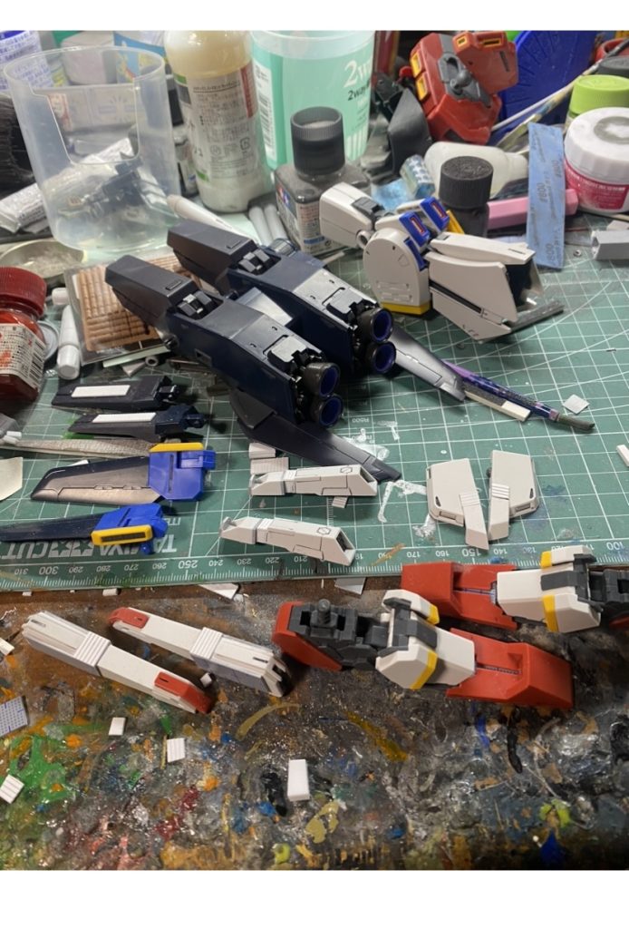 サイドアーマーの羽をダブルゼータのノーマルバックパック羽に差し替える簡単工作から始め、各部パーツをプラ板で延長してます。