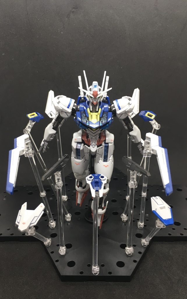 もちろん別売りのウェポンディスプレイベースにも対応。アンチドートを無効化して1vs6の圧倒的な戦力差を覆すあの激闘を思い出します。