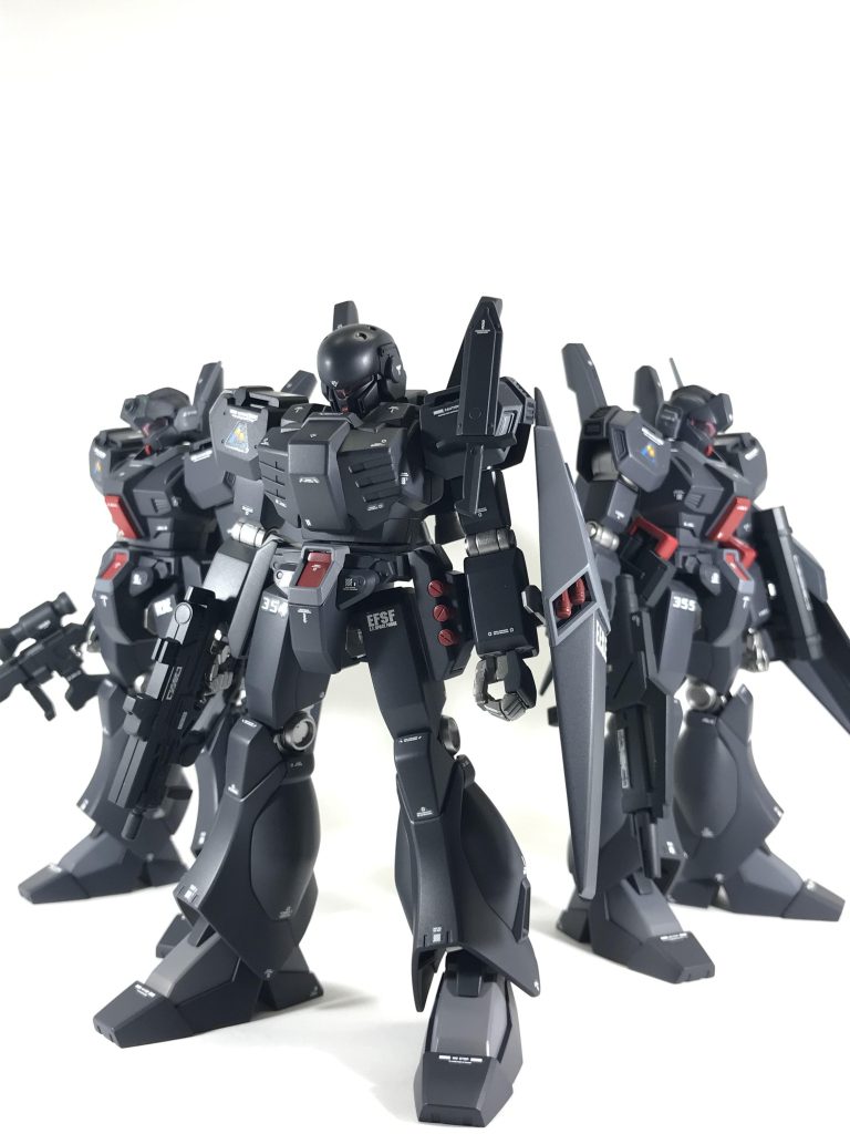 最近ダークグレーの色調にハマってしまい、前作のHi-νと同じ様な色彩になってしまいました。