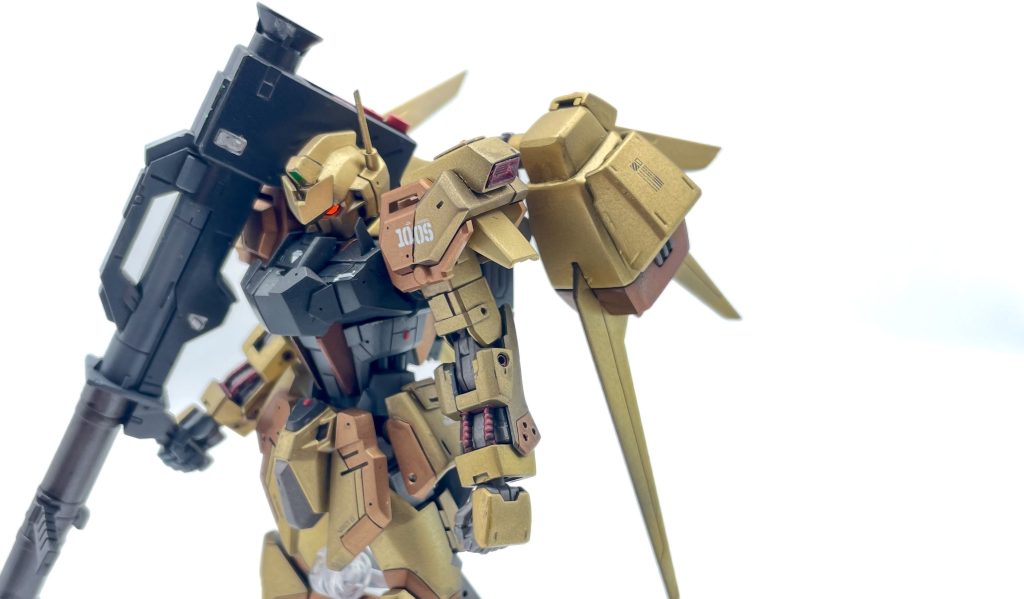 顔素トライクのマスクを百式にし、額に30msのパーツを被せていますアンテナは真鍮線に置き換え(塗装したのであんま意味ありませんが)