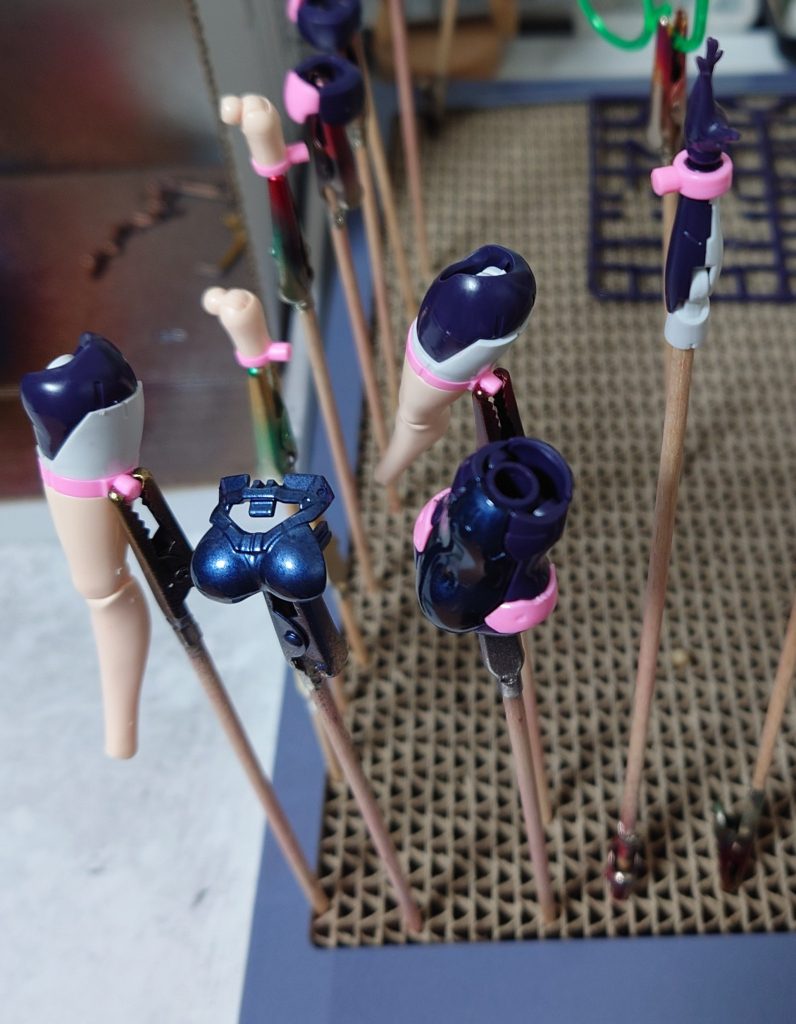 パーツ全体にテカリが欲しかったのでガンダムマーカーのクリア光沢ペンを吹きかけてみました。これが後悔することになるとは・・・