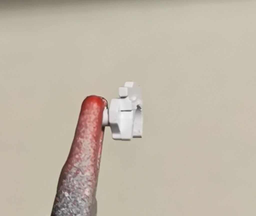 このぐらいカットしないとメットパーツがハマりませんでした。あとは頭部を組み立てたら完成です。