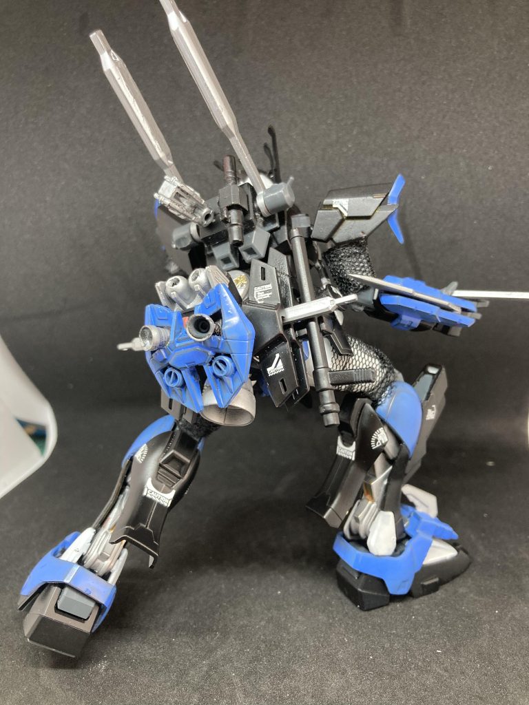 バックショット　追加兵装として腰に脱着式のユニットを装備。