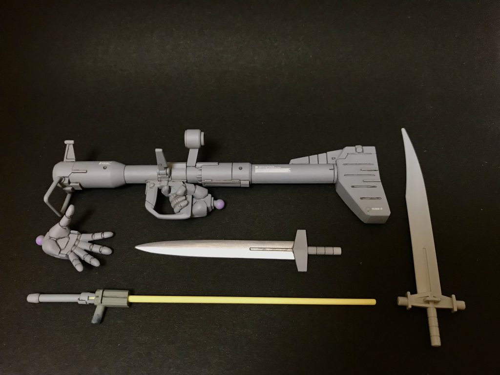 付属品一覧 右の剣は 以前キャンペーンでガンプラを買うと貰えたビルダーズパーツてきなやつです ちょっとマニアックですね笑 これを削って実体剣を作りました バズはグリップの位置をズラして自然な形で肩との接触を回避 サーベルの接続パーツは無くしたので代用品をでっち上げました