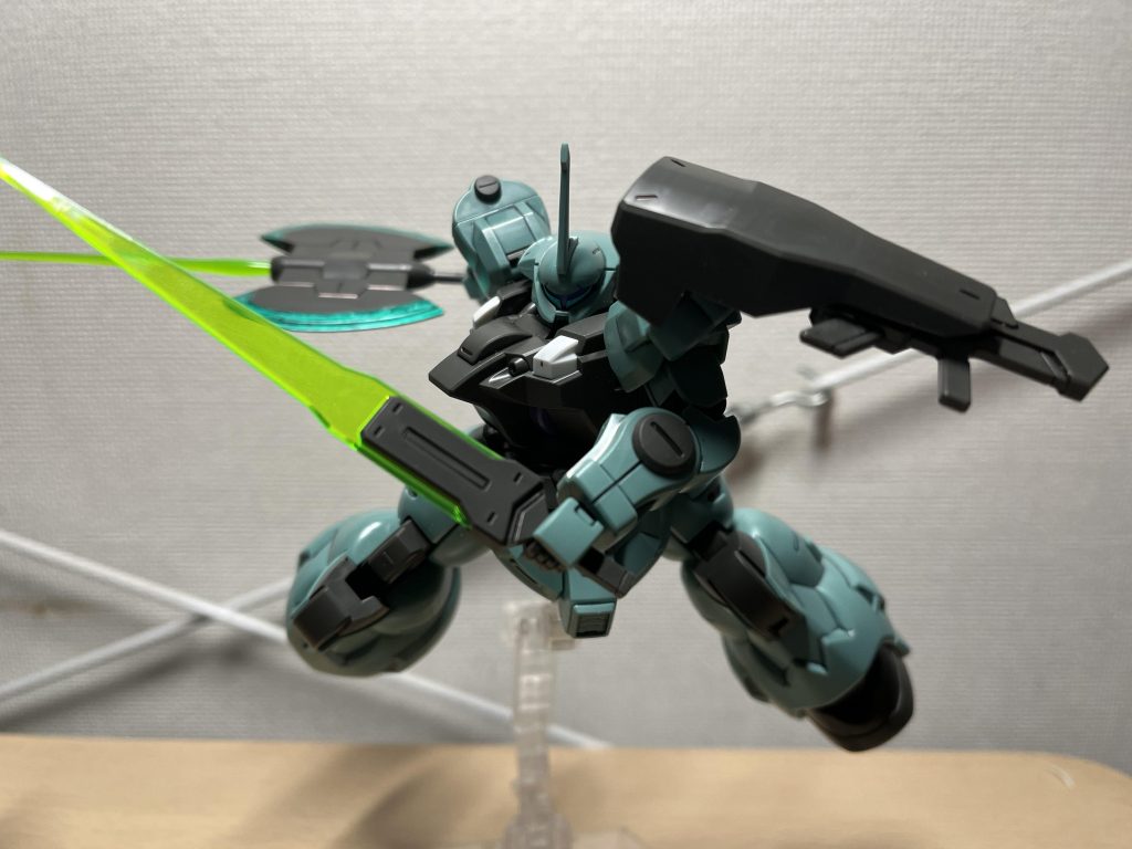 なので斧片手持ちのポージングも決まりやすくて良き。まあ、どこぞのギャンも斧を片手でブンブン振り回してたので、これでええのよ! ギャンのプラモにも期待ですね。買えるかは知らん!