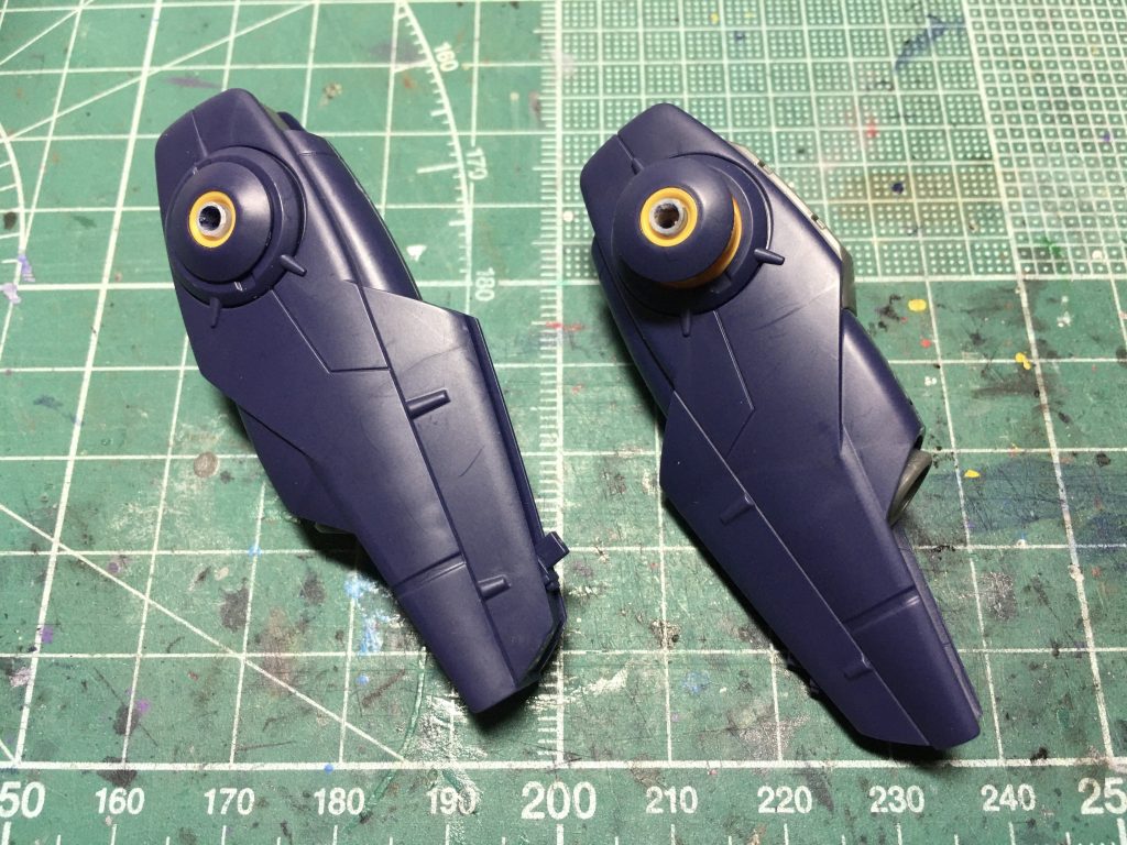 フライトユニットはハイマニューバ時に引き出す円形バーニアは、外側に3mm穴があるっぽいのでプラパイプを差し込んで姿勢制御バーニアとしました。