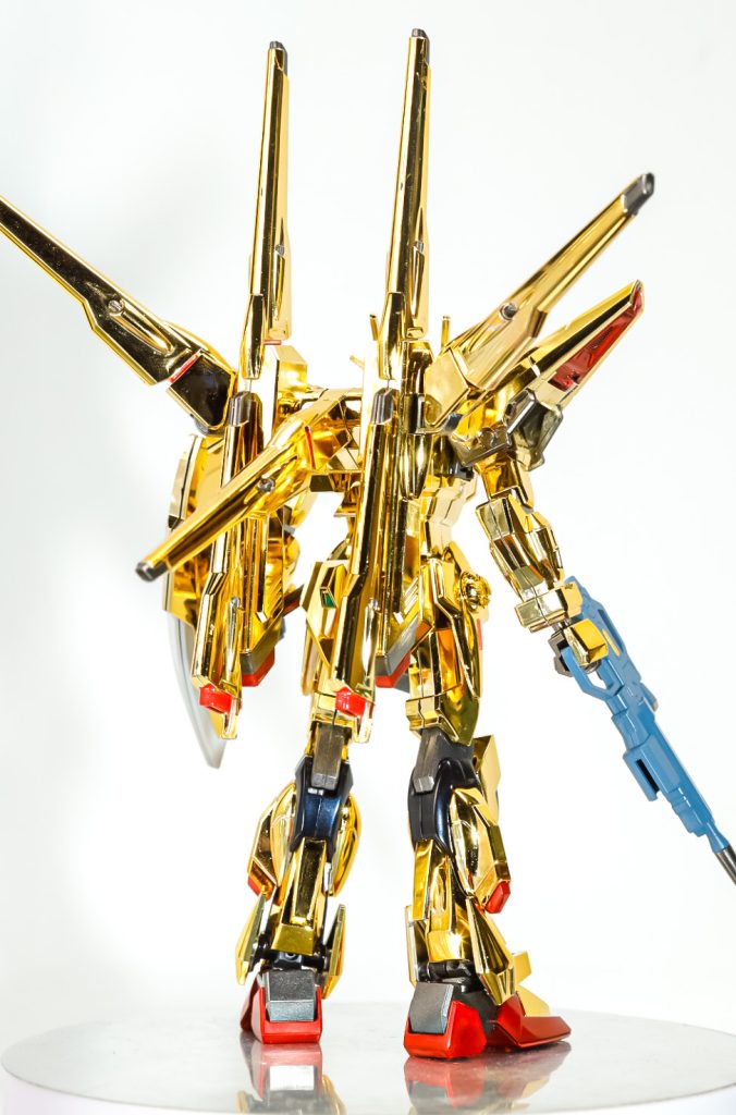 その他、肩パーツやドラグーンの部分塗装は水性塗料を使ったのですがその拭き取りにマジックリンを使ったら金メッキの塗装を剥がしてしまう事になって…修正しようが無いのでそのままにしちゃいました…んー金メッキキットって実は厄介?😅