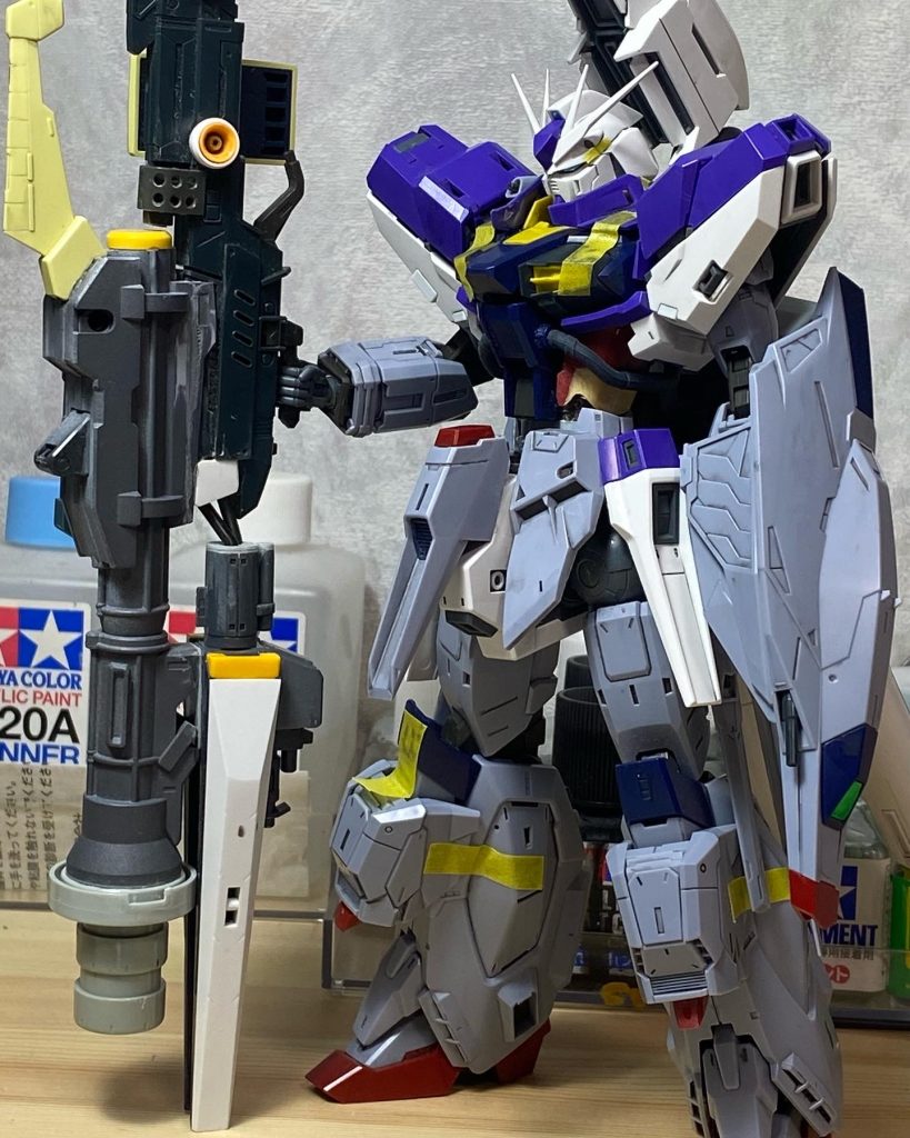 バランスが良くなるようプロヴィデンスの体にHi-νガンダムの装甲を纏い、ボリュームアップさせ、胴体も延長しパテで装甲を延長した分造形しました。