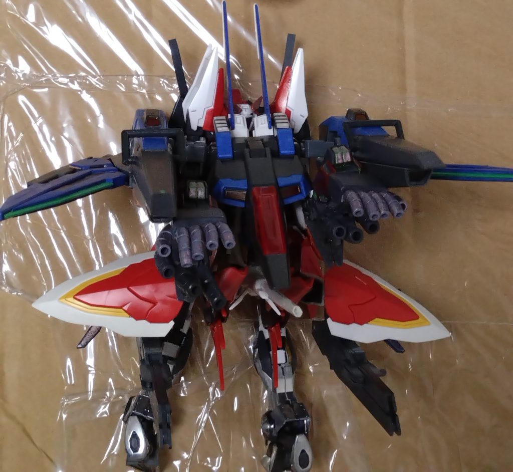 大火力形態。『テンペストリベロ』意味は『大嵐』。その名の通り、あらゆる攻撃で敵の大部隊を殲滅。一斉射撃によるフルバーストが可能。タイラントリベロと同じく機動力は劣ってしまうが、『GNフィールド』の展開で防御面も高い。この形態で使えるシステムは『トランザム』。敵を超火力で一気に殲滅する。こちらはタイラントリベロの前後を『リボーンズガンダム』みたいに入れ替え、イクシードファイターを合体させたモノになります。頭部はタイラントリベロと同じ頭部で、回転しています。