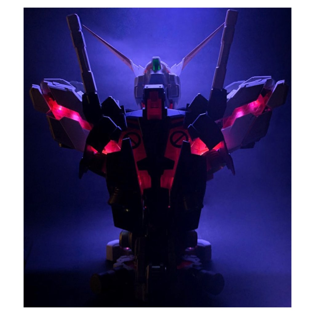 展示方法によってはバックパックもライトアップされますが、見た目の印象は正面ほどではありません。ここまで来てくださった方、ご覧いただきありがとうございます。Depending on how you display it, it may never been seen: the backpack lights up as well but is not visually as impressive as the front. If you made it this far, thank you for viewing.