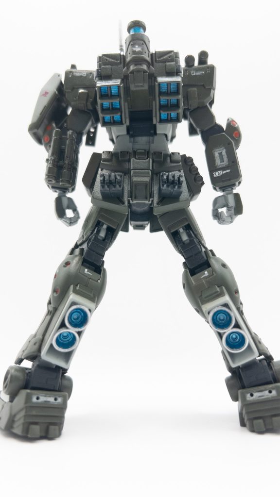 背面余っていたガンダムマーカーのシャインブルーでノズルを塗装脚部のノズルは小さかったのでカスタムパーツのノズルに交換しました唯一自分で納得できた改修部分です!😉