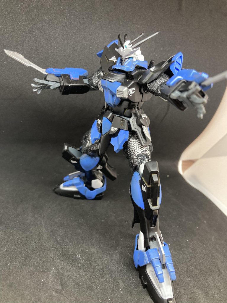 両腕には飛び出し型のアーミーナイフを装備。