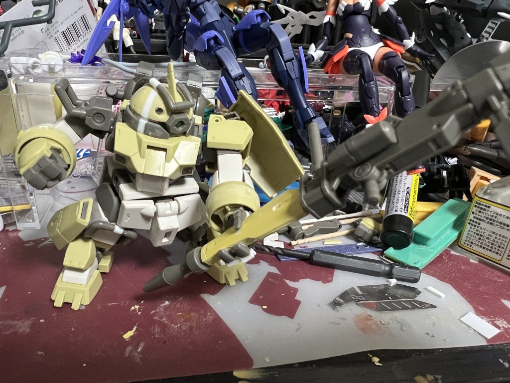 殴り用パーツの確認。SDにした時に頭が小さかった気がしたのでX字に分割、プラ板をはさみ大型化しています。