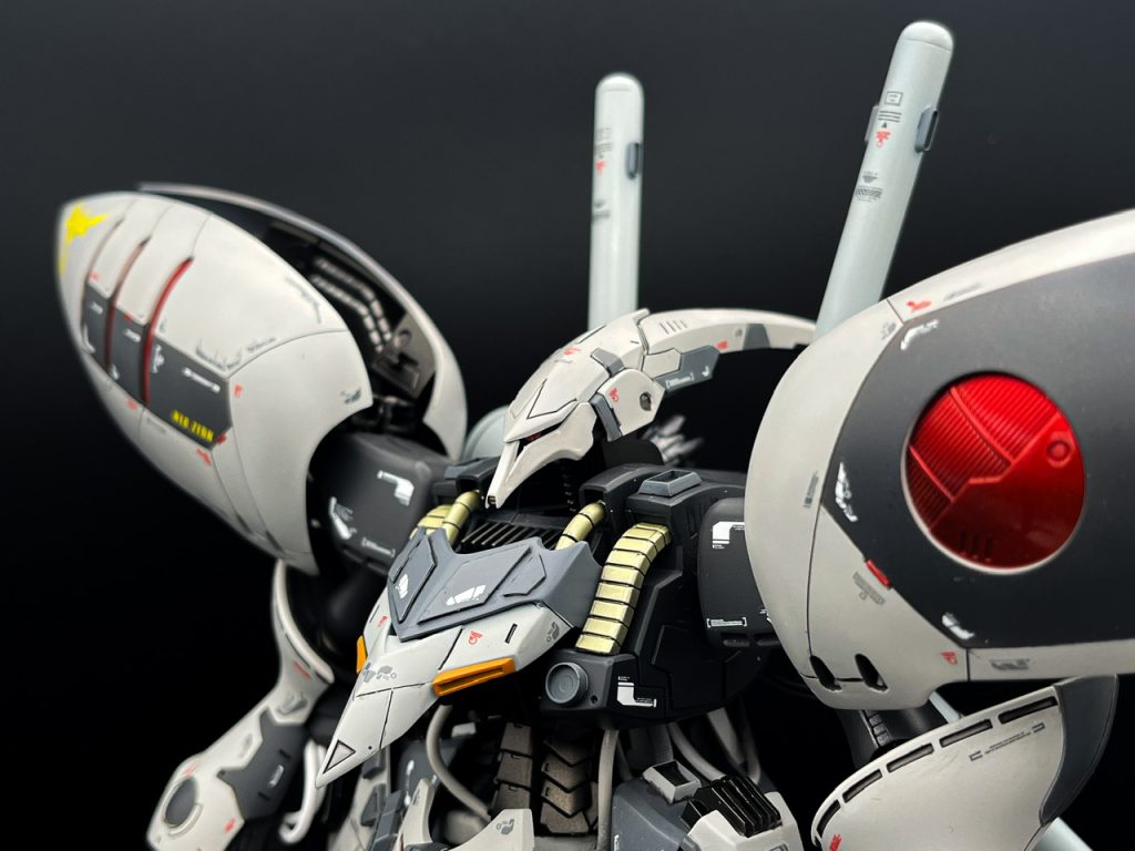 ▲塗装についてゾルタン機という事で配色もⅡネオジオングをイメージ。筋彫りのラインで塗り分け範囲を分割しています。