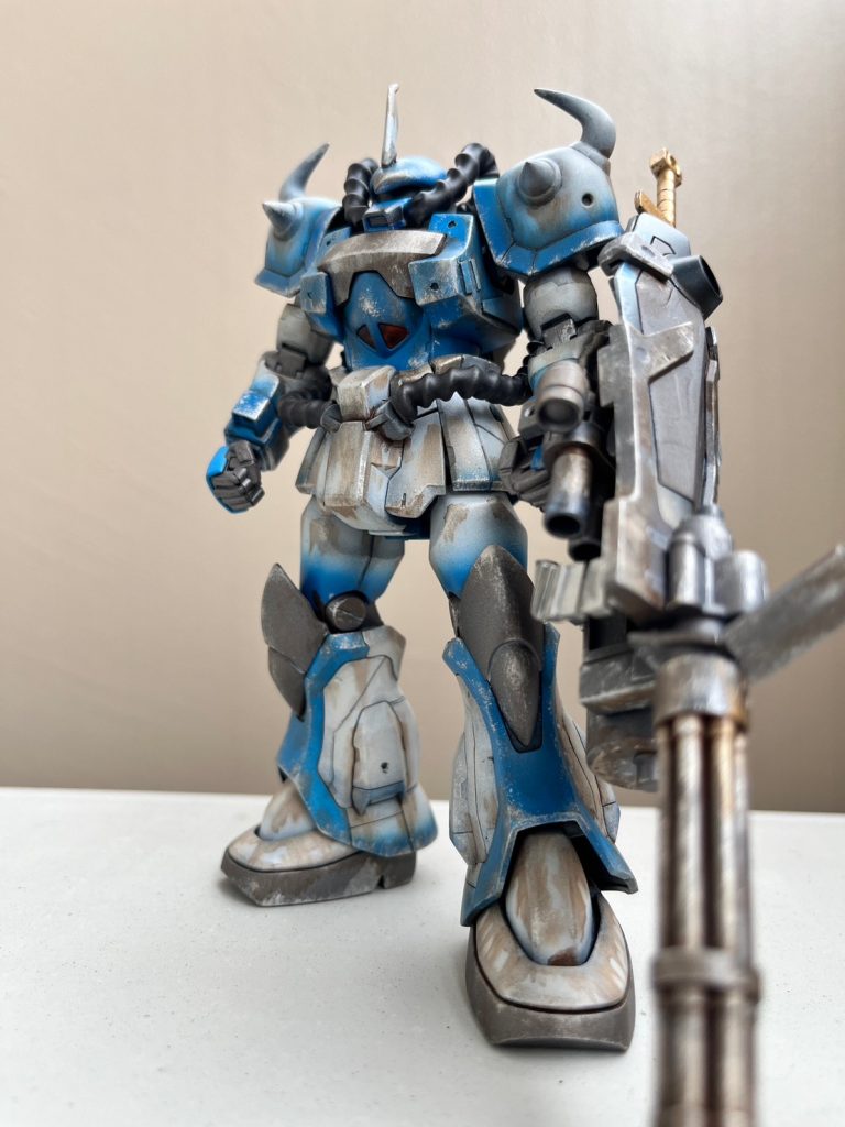 ヴァイスローゼの機体色はホワイトですが 若干グフっぽさを出すためアクセントにブルーを入れてみました  機体本体にブラウンとシルバーでウェザリングガトリングガンに青焼け サビを入れましたまぁこんなもんでしょ