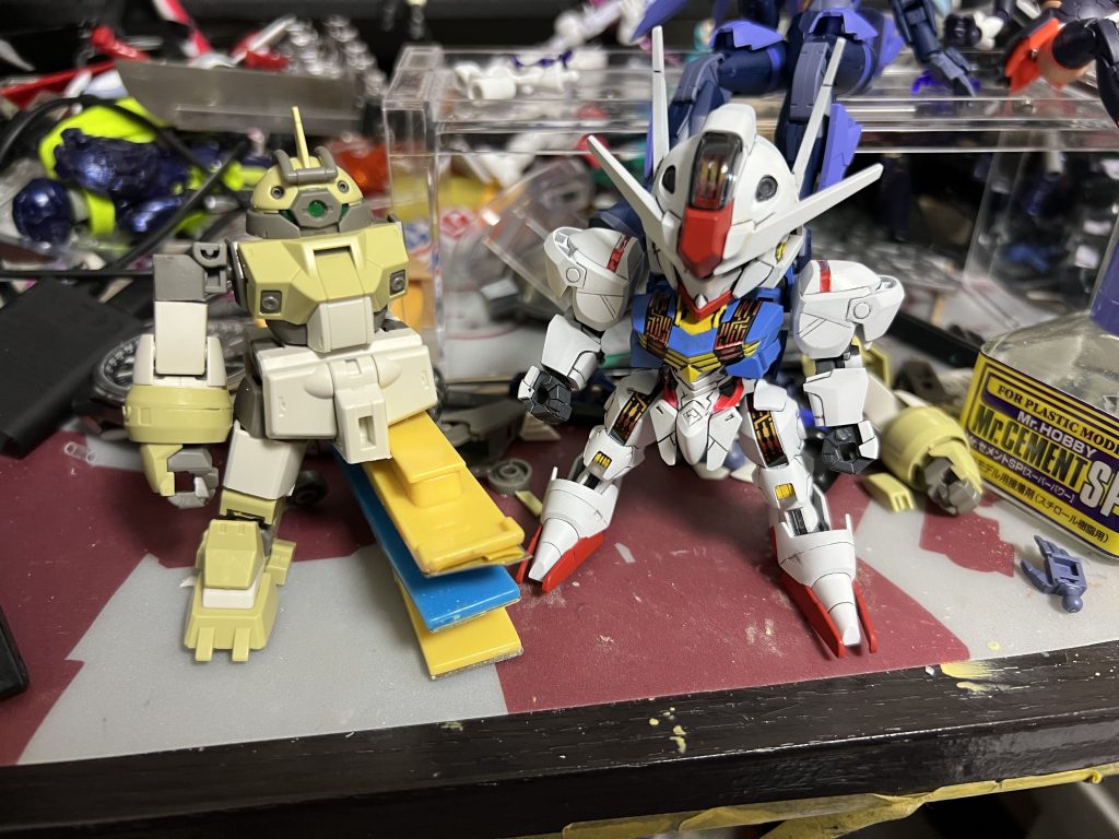 加工初期、エアリアルとのサイズ調整。上腕短縮、袖の黄色いパーツも間を切断して短縮。腹部はバッサリ削除。股下ブロックも切り取り。太もも下部をカット、膝下はほぼ使用せず。