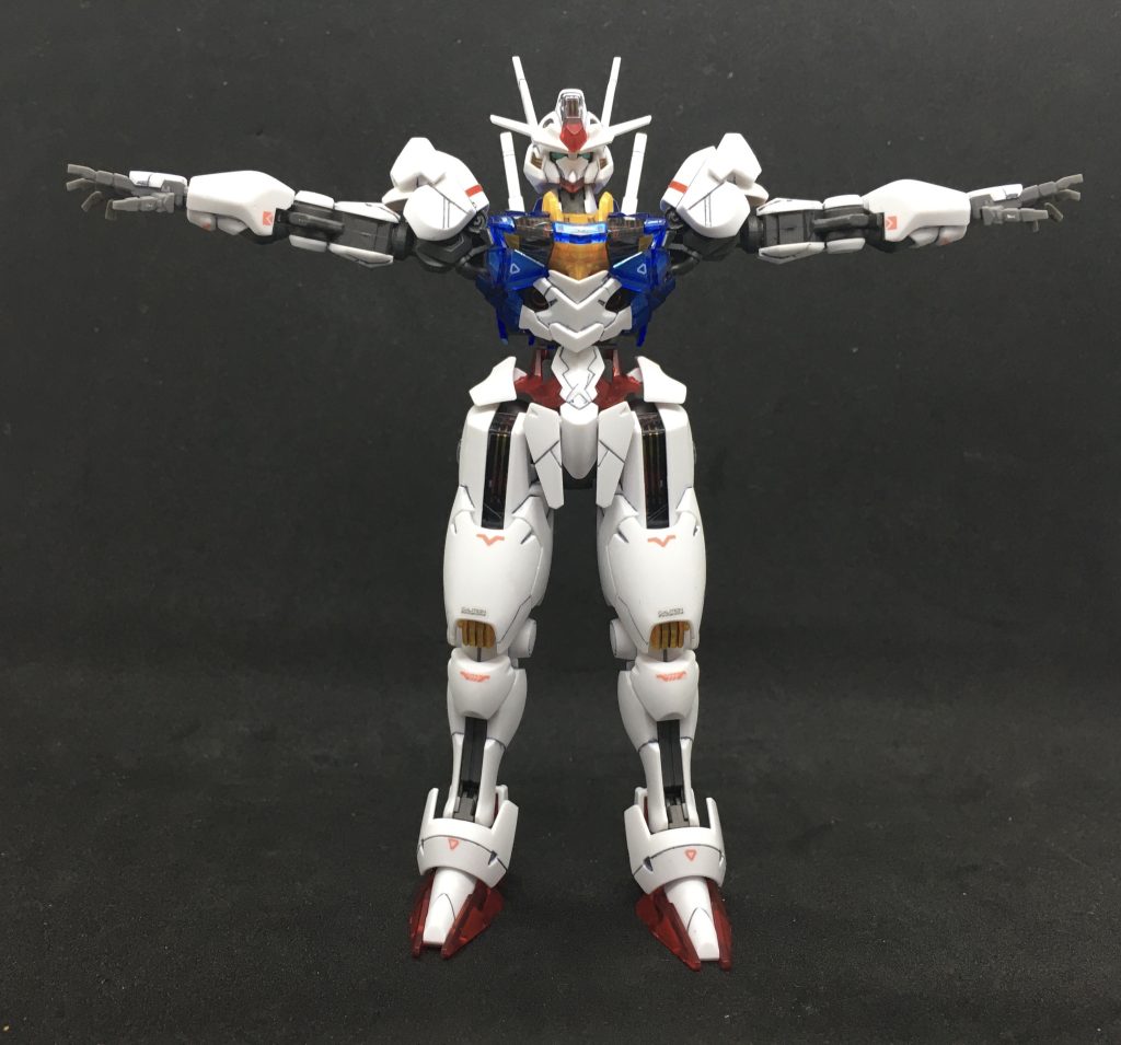 「飛べる!踊れる!エアリアル~!」 塗装は全てガンダムマーカーです。 今回は白の外装・関節部がソリッド、赤・青・黄・緑などがクリア成型となっています。以前一番くじで当たったG-3ガンダムやストライクのように、クリア成型部分は裏側から塗装して内部の透けを防止しました。内部の透けが気になる方はこんな風に筆でサッと塗るのも良いかと思います。パーツ側の面はそもそも塗りムラとか気にしなくていいので。白=ガンダムマーカー ガンダムニューホワイト赤=同メタレッド青=同メタブルー黄=同レッドゴールド紺=同メタリックダークブルー関節部=同メタリックブラックツインアイ裏=同メッキシルバーツインアイもクリアカラーなのでそれを活かして作ってみたものの、あまり光を拾ってくれず... シェルユニットは全て発光状態を選択、マーキングは同時製作したパーメットスコア6の付属品を一部アレンジしつつ貼りました。フライトユニットにはガンダムデカール水星の魔女汎用①を使用。 トップコートはソリッド部をつや消し、クリア部は透明感を多少残すため半光沢にしました。