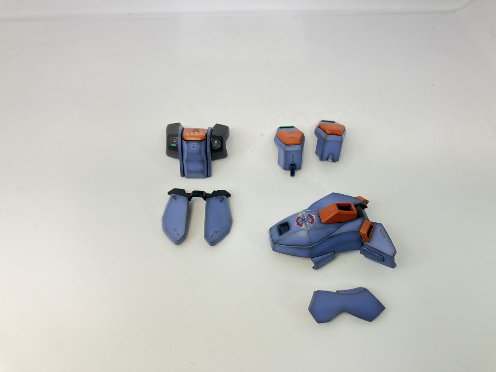 胸部は追加装甲を腰部で分離させる事で腰が回転するようにしています。脚部の追加装甲も分離させる事であとハメにしています。肩部は後ハメが難しかったので段落ちにして更にジョイントで固定しているようなディテールを追加しています。