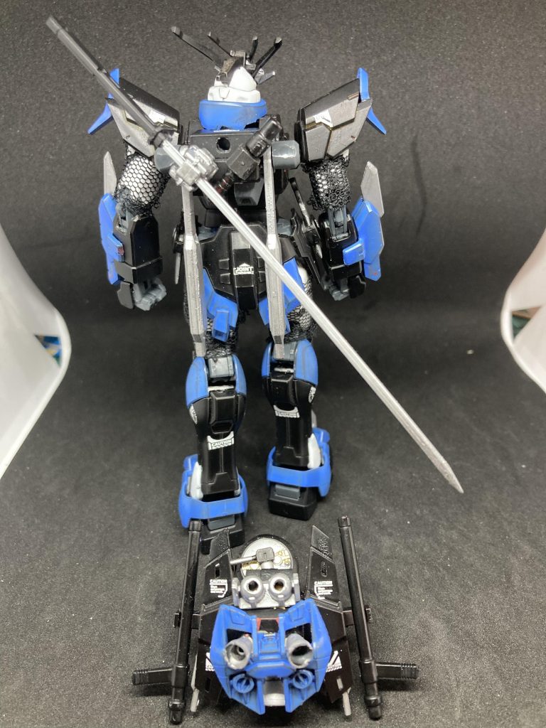 非常時にはパージして身軽にできます。ユニットには追加武装としてトンファーを装備。索敵の為のレドーム。撹乱目的のスモークディスチャージャー。推進力向上の為の大型ブースター×1、小型ブースター×2。