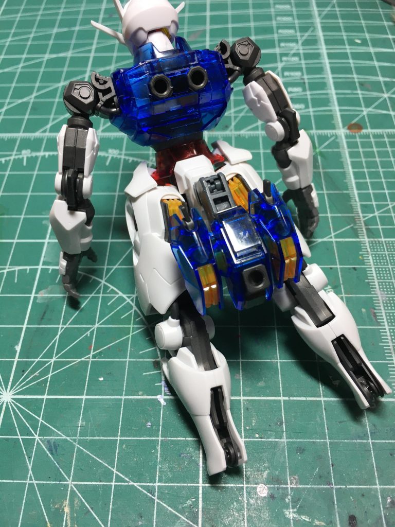 フライトユニット装備時にバックパックが余るのはもったいない...と思いHGBCパワードアームズパワーダーの2重関節とジャンクの2つ穴延長ジョイントを加工して接続アームを用意。