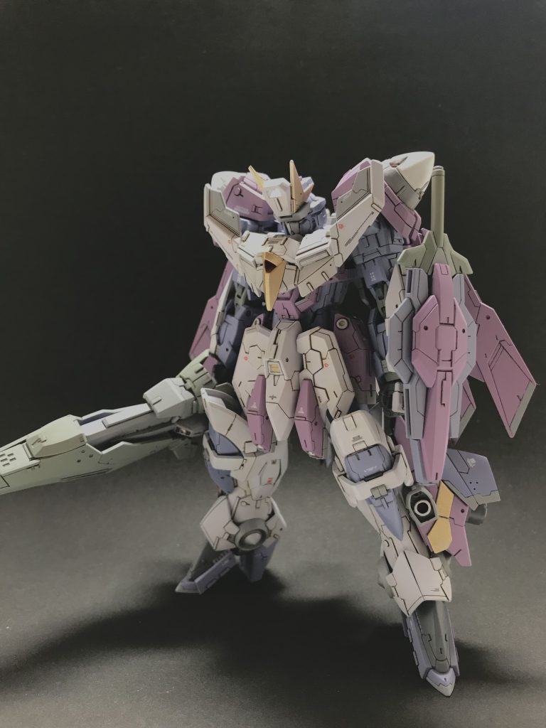 武器を持たせるとこんな感じです 騎士っぽい構成を意識しました やっぱり近接寄りの性能が好きなのでランス+サーベル3になりました ちなみにクリスタルナイトという名前の由来は色がキシリクリスタルっぽかったからです笑 寒色の白+赤紫+青紫というけっこう攻めた配色にしました