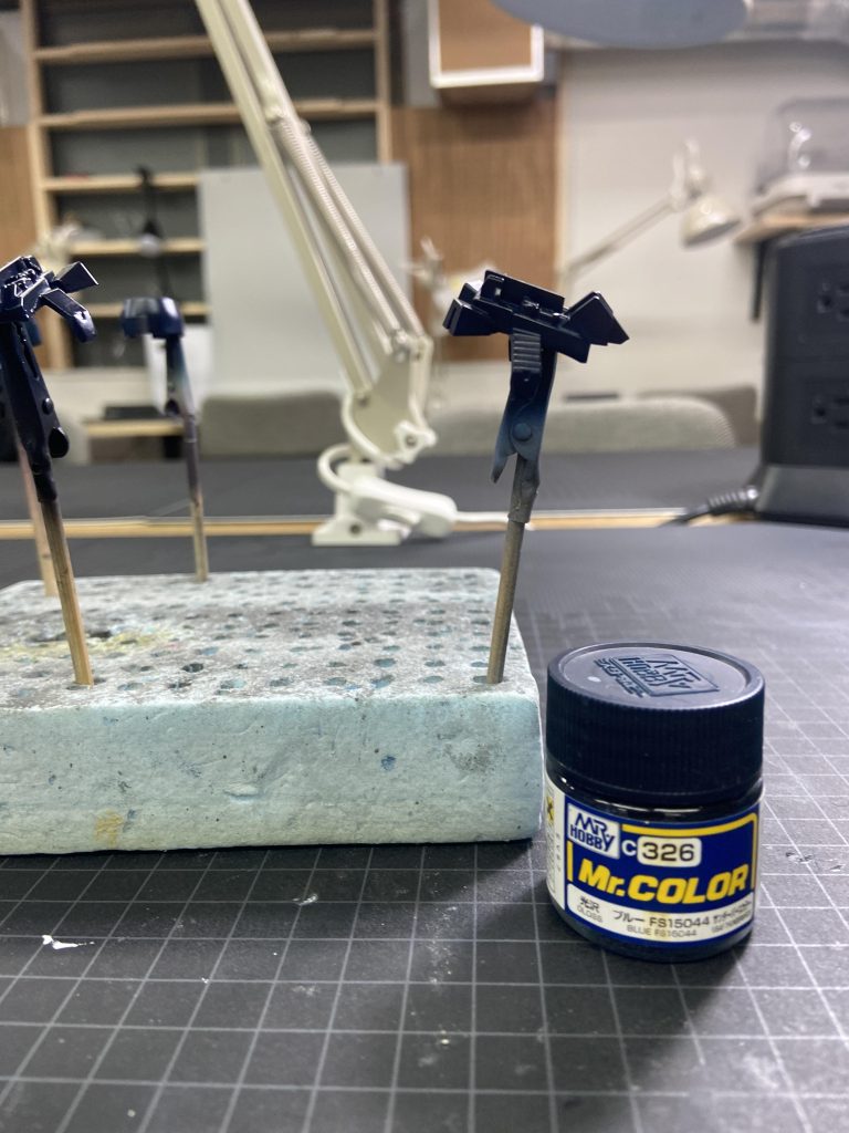 紺色のところはブルーFS15044で塗装しました。最後に半光沢のクリアーを吹きました。