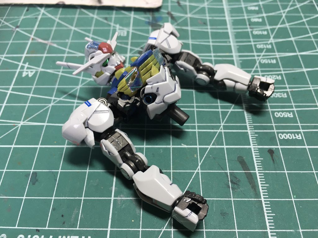 一番くじ版とほぼ同じ本体工作をしていますが、こちらにも胸下のクリアパーツ内にルアー用の伸縮性ホロシールを切って貼っています。