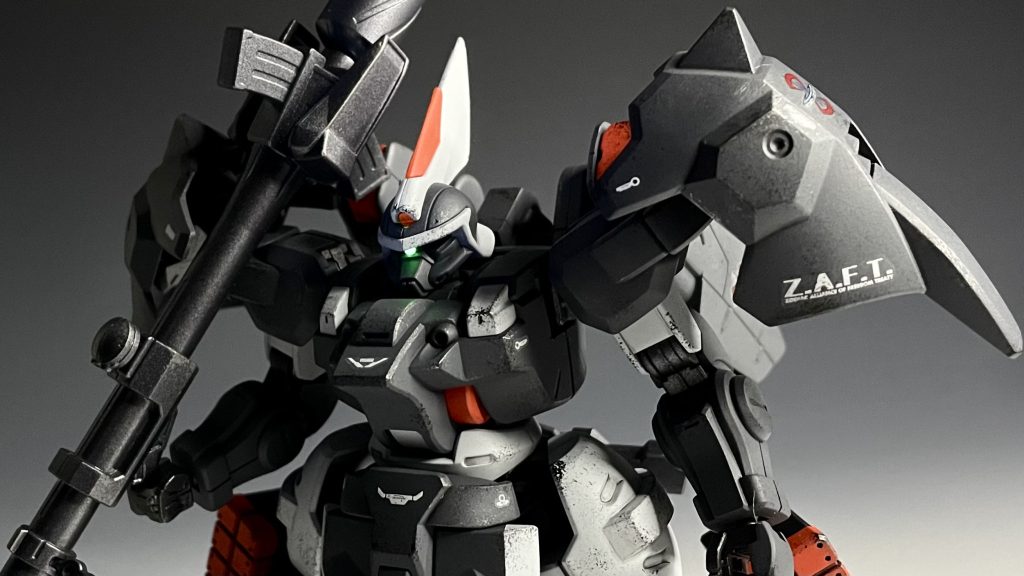 モノアイはドリルによる穴あけ後、ビームサーベルを突っ込んで輪切りにしてUVライトで発光させています。