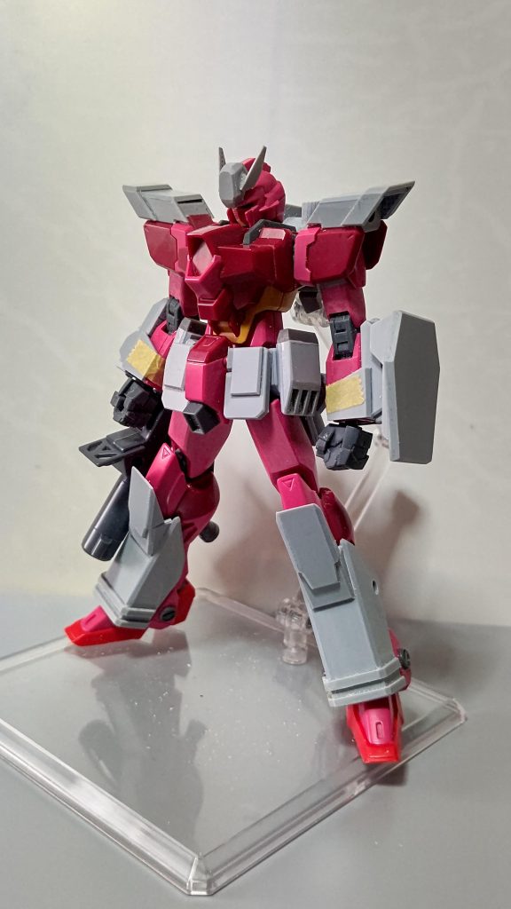 レッドウォーリア形態での塗装前追加装備・バックパックなど様々な部分をフルスクラッチしています。各所の長さなどのバランス調整をしています。
