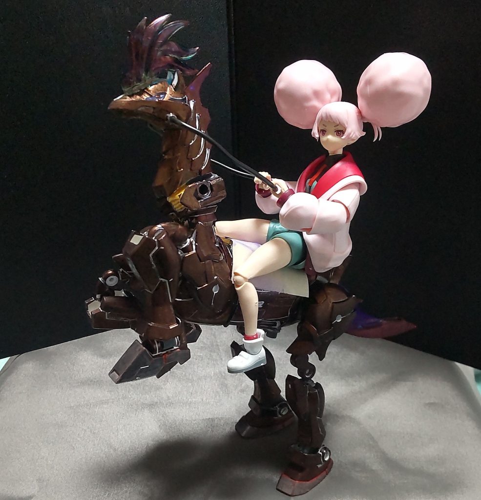 チュチュパイセンが乗っている且つ、後脚のみでの直立が可能です。スタンド無しなのにすごいバランス感覚です。※前脚のみでも可能です。