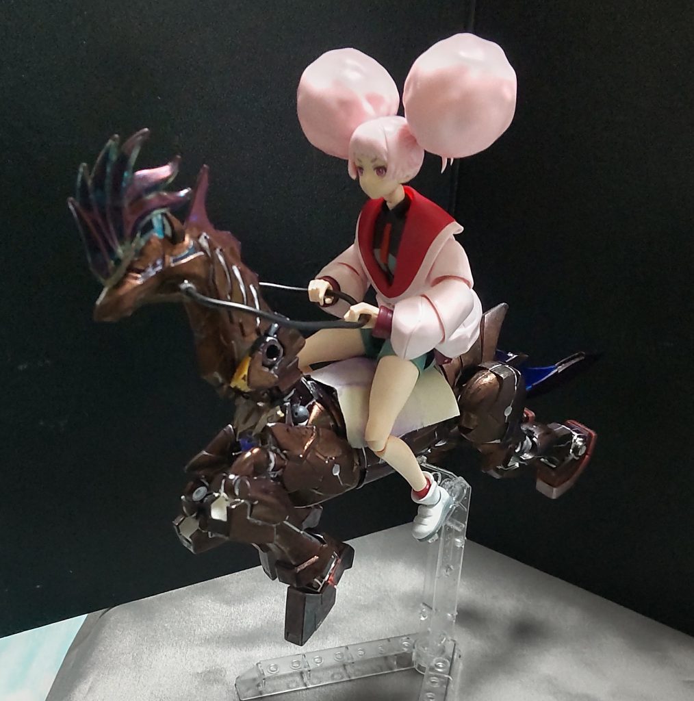 スタンド対応させてますので、走っているポーズで飾れます。